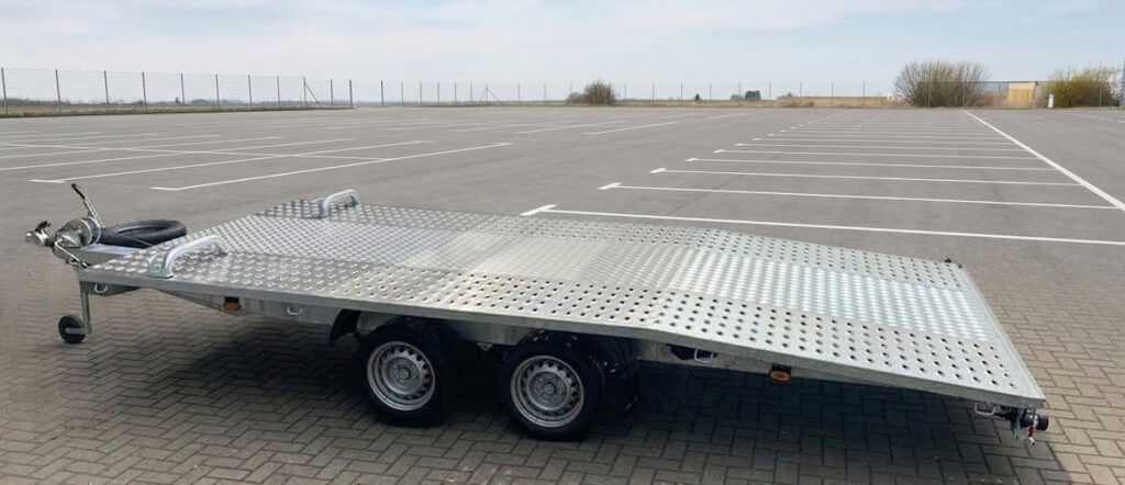 Autotransportanhänger von Alis Autovermietung Magdeburg auf Parkplatz